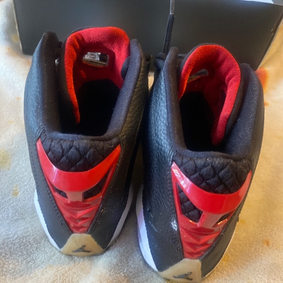 Jordans b’loyal gs - Picture 3 of 3